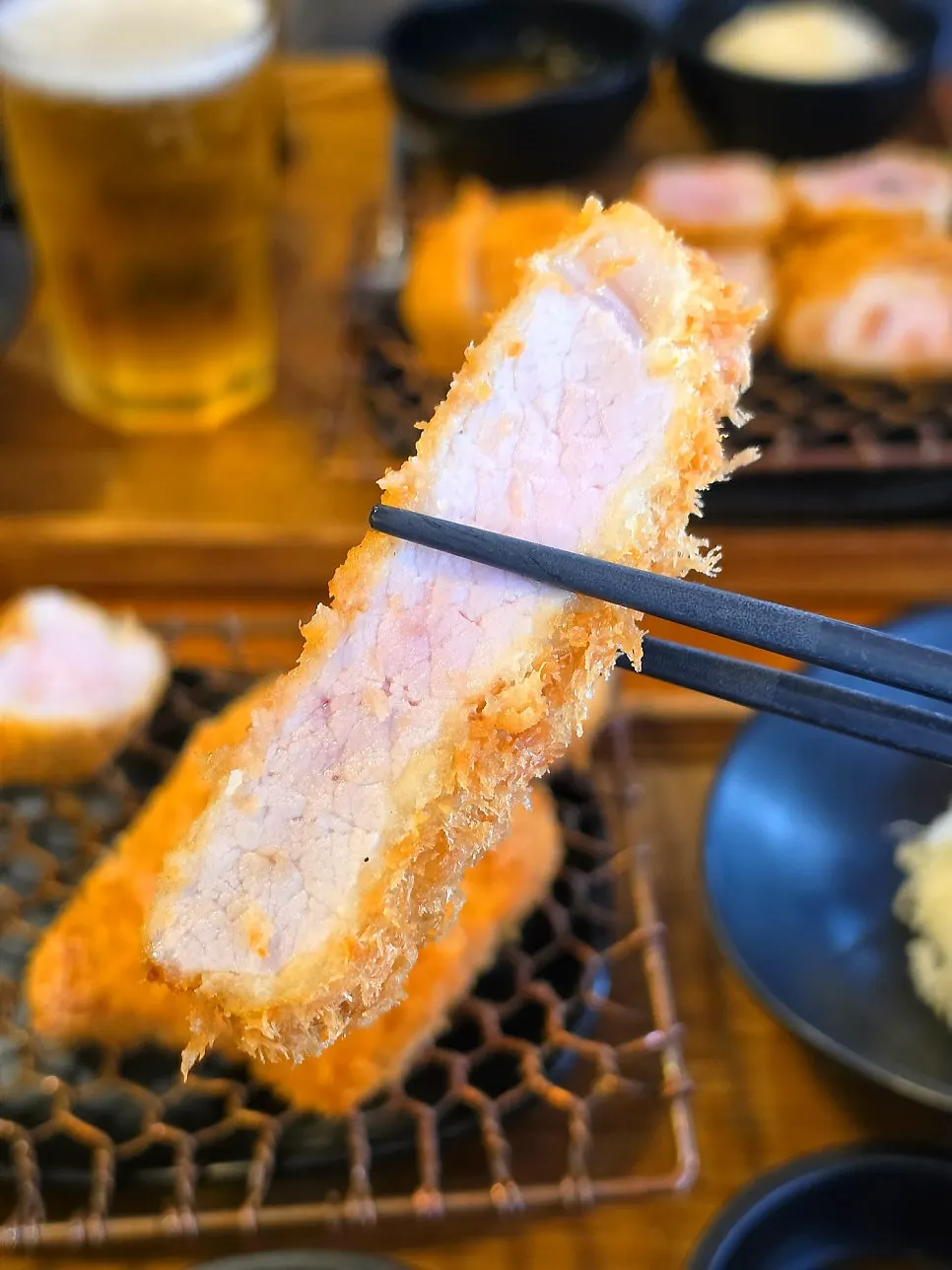 두툼하게 썰린 등심카츠 단면