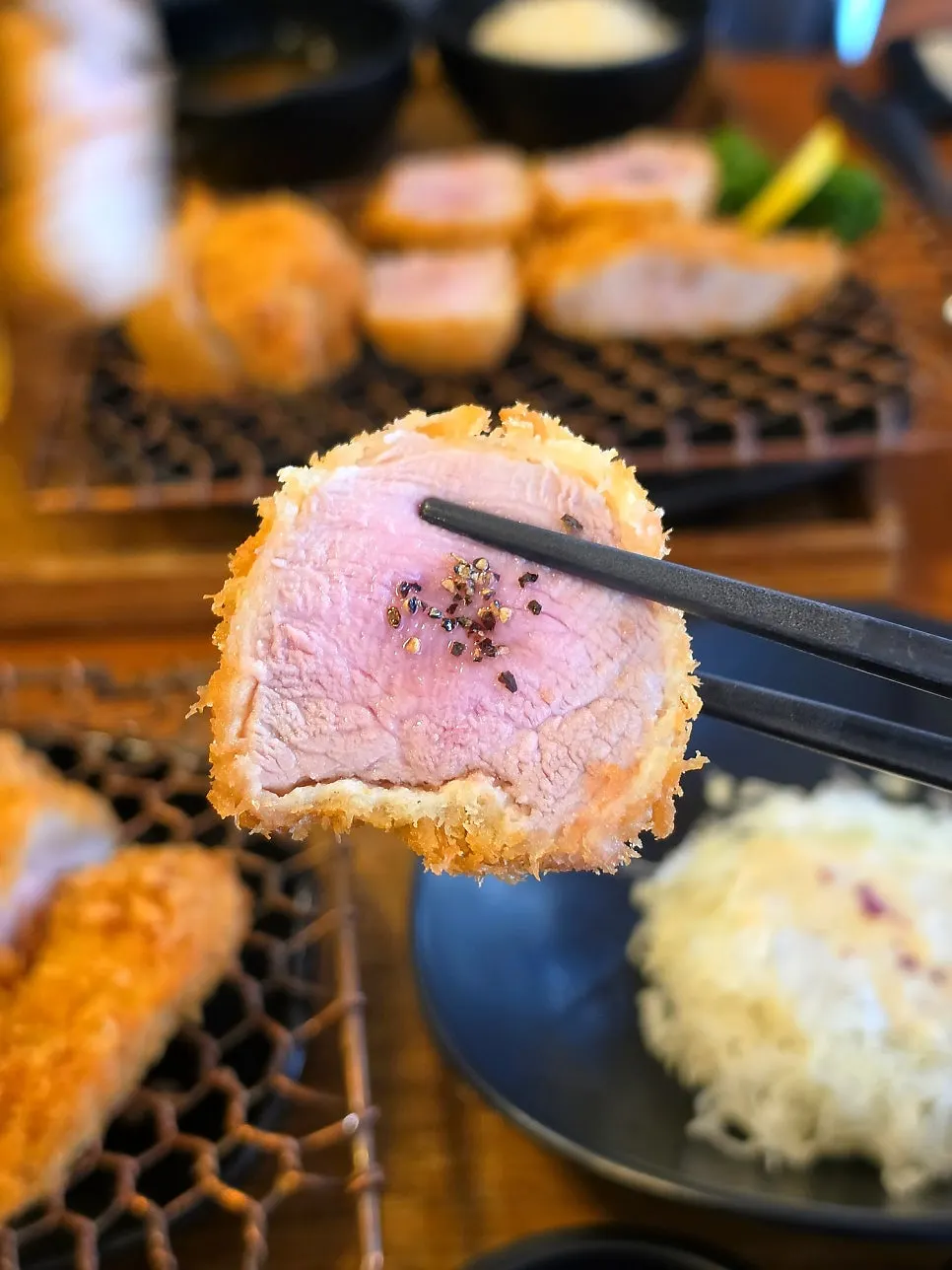 선홍빛 육즙이 맺힌 안심 꽃카츠 단면