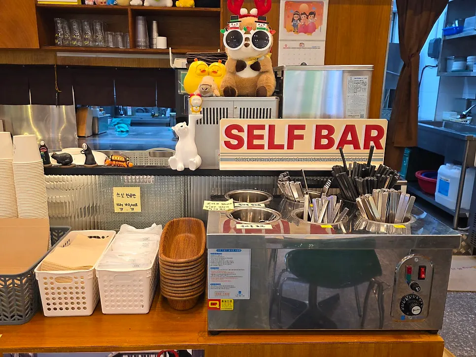 Dining hall with 2–4 person tables at Insaeng Donkatsu Dongtan Mokdong Branch