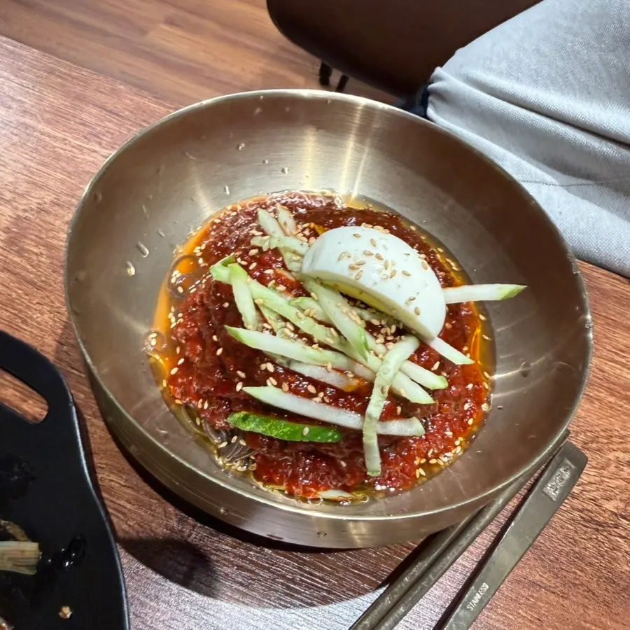 냉면 면발에 곁들인 삼겹살