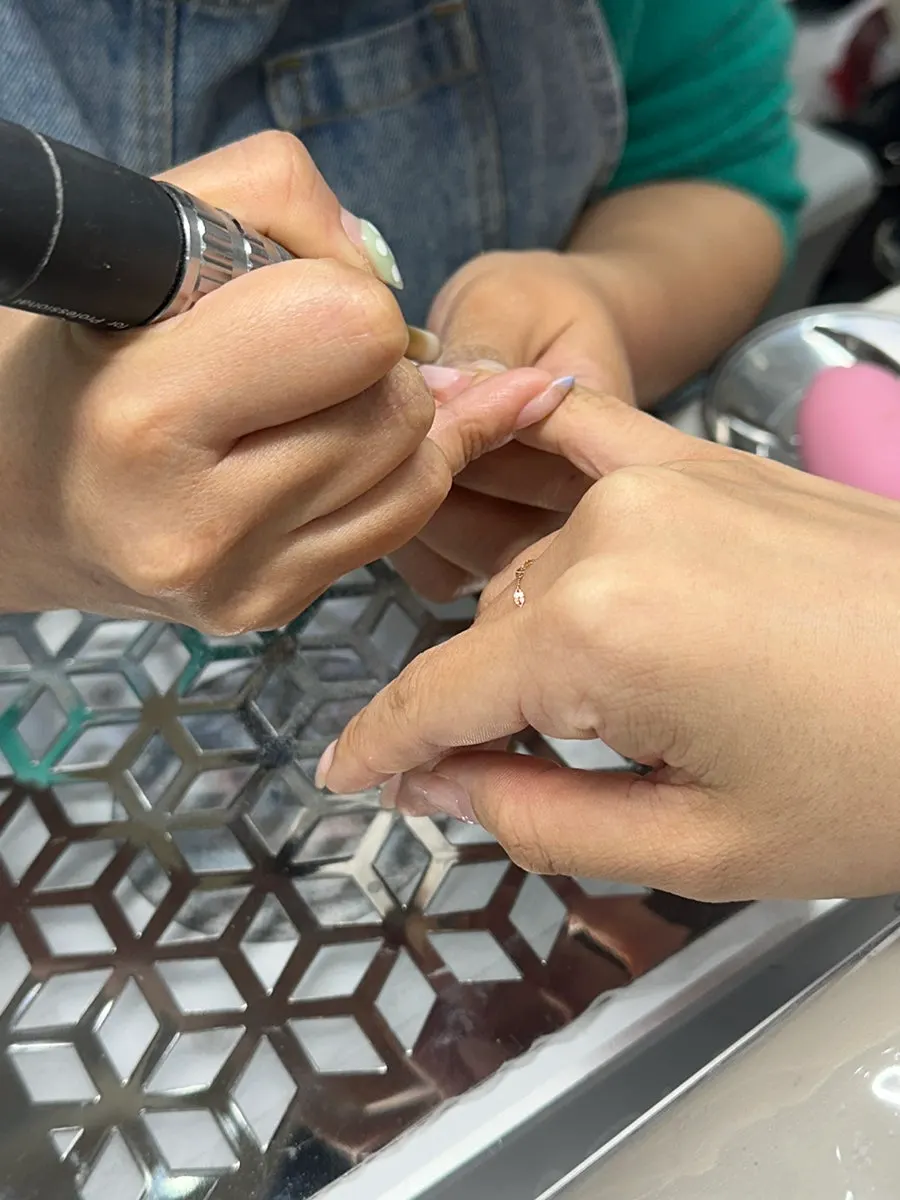 윤진 디자이너의 네일 시술 장면