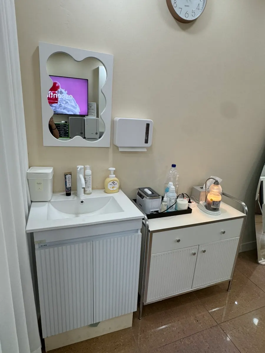 Hand-washing sink installed inside Green Nail