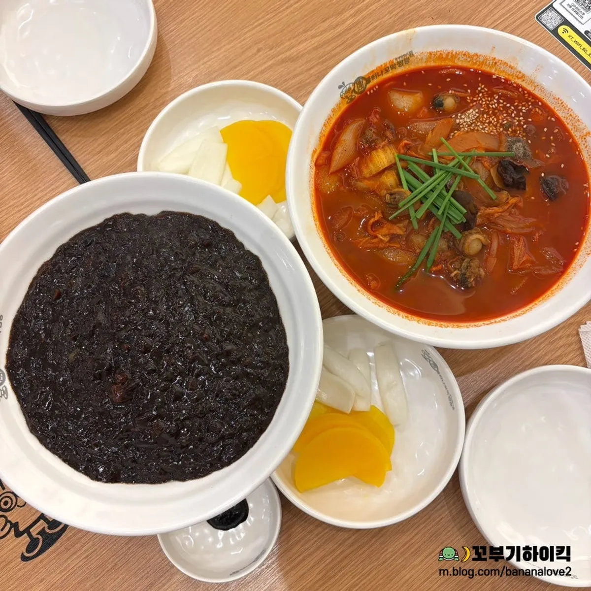 Cockle jjamppong and jajangmyeon served together