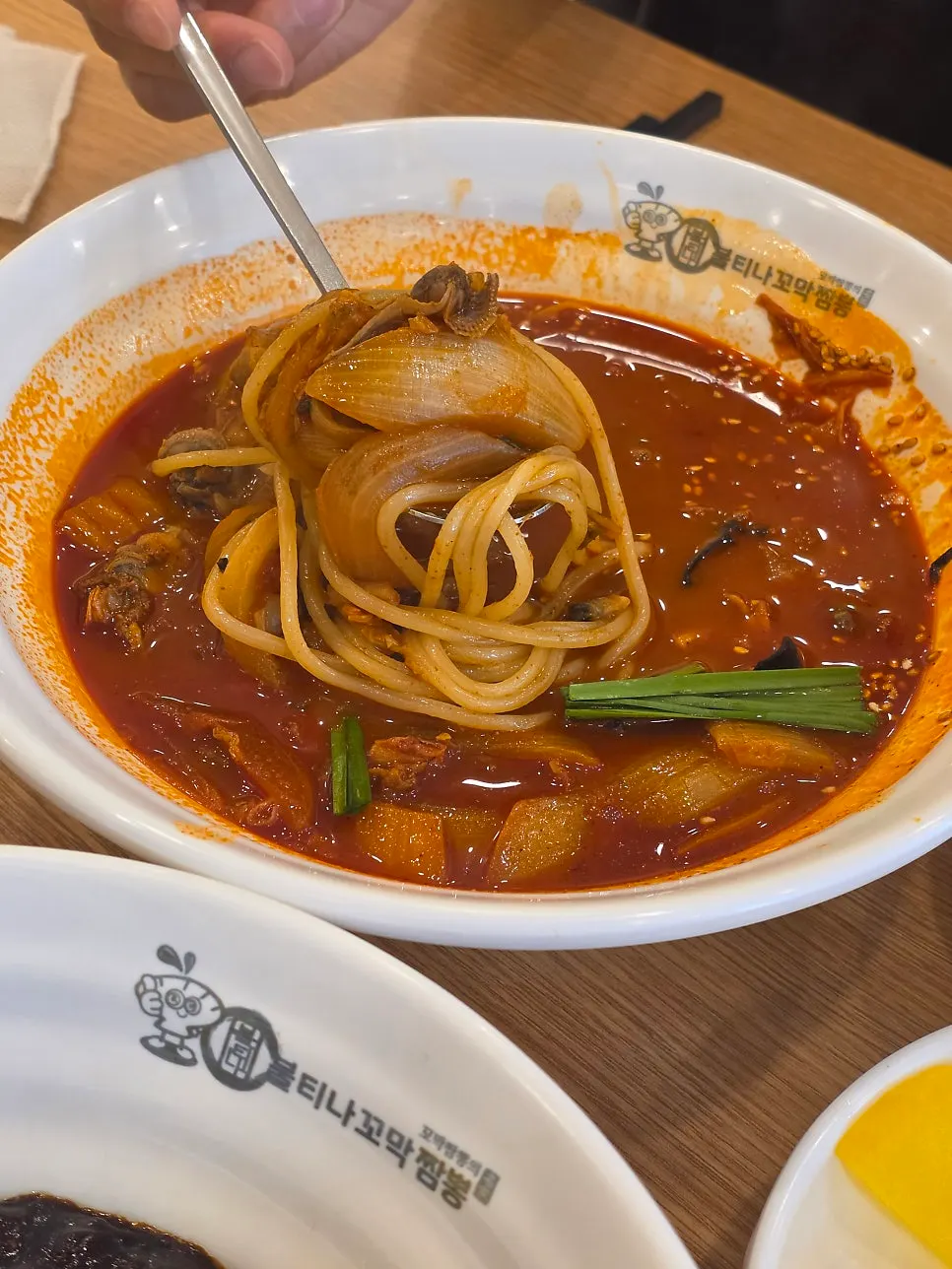 Red broth cockle jjamppong rice topped with chives