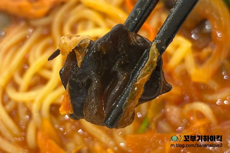 Jjamppong showing wood ear mushroom and vegetables
