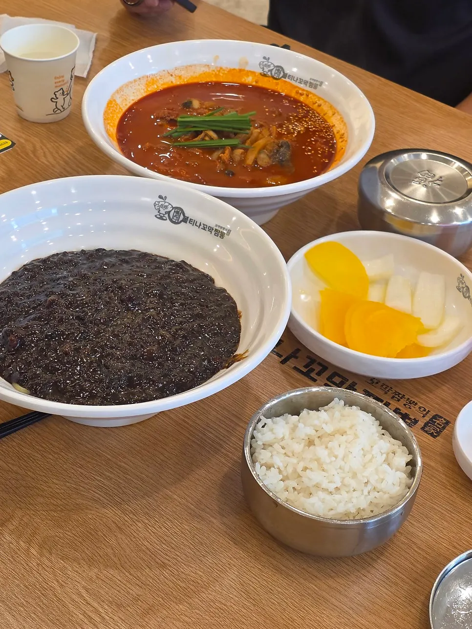 Noodles lifted up from the cockle jjamppong rice with vegetables