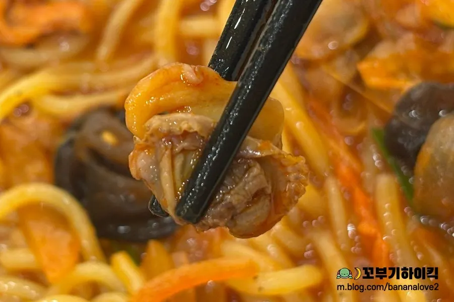 Noodles lifted with chopsticks from the jjamppong