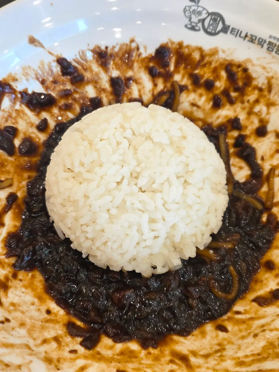Jajangmyeon mixed evenly to a glossy finish