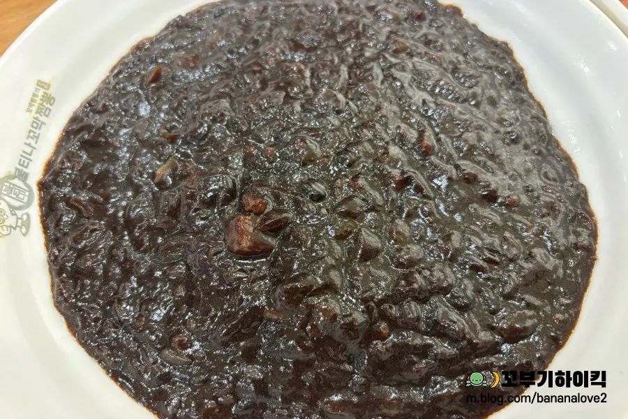 A bowl of jajangmyeon before mixing