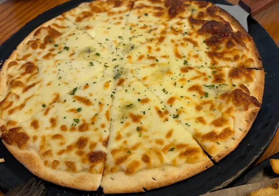 Gorgonzola pizza served with honey and pickles