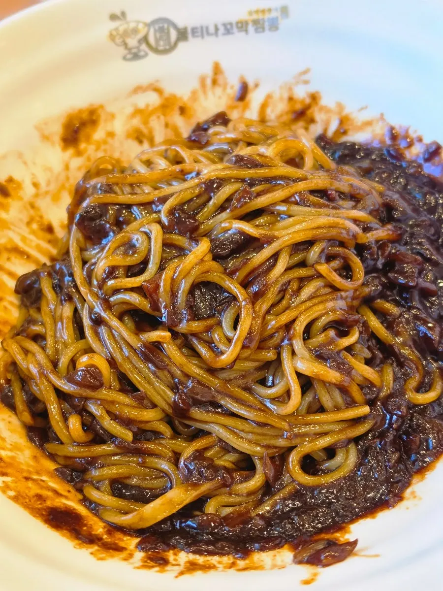 고춧가루를 뿌려 비빈 짜장면