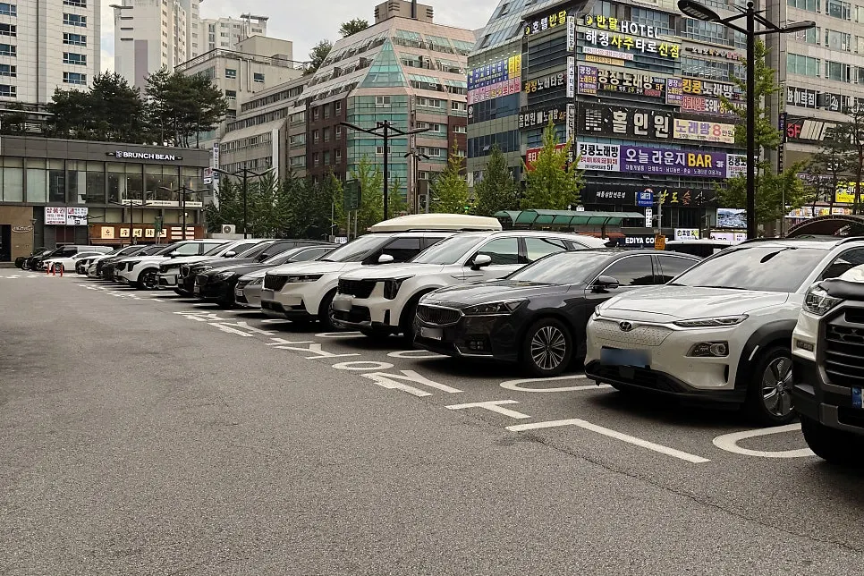 View of the spacious public parking lot in front of the restaurant