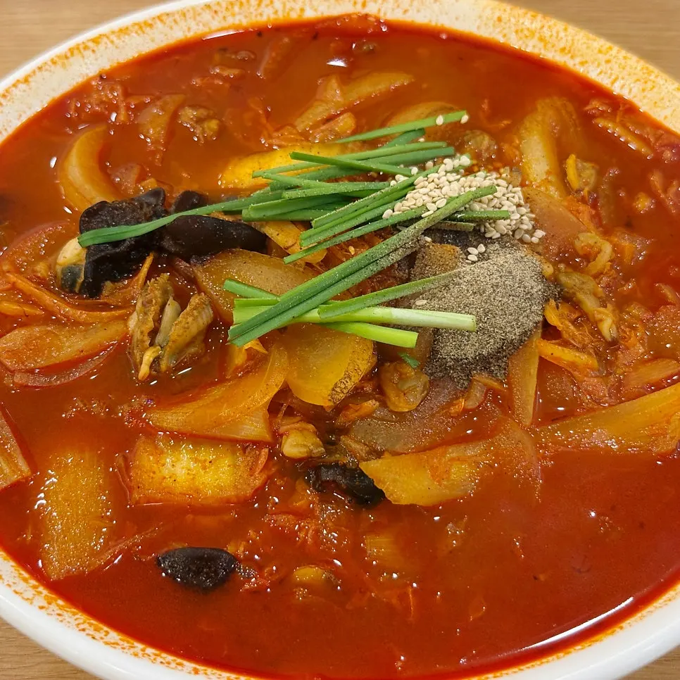 Large level 1 cockle jjamppong topped with chives and black pepper