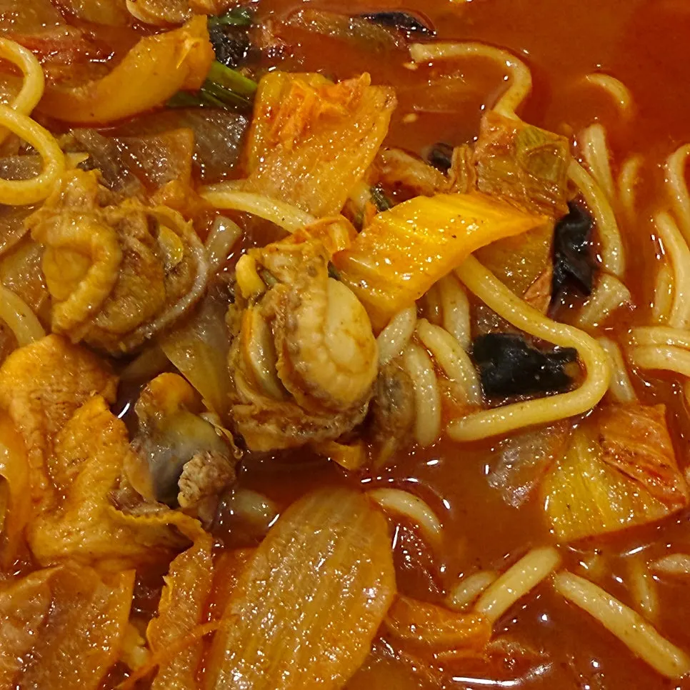 Noodles lifted out together with cockles from the jjamppong