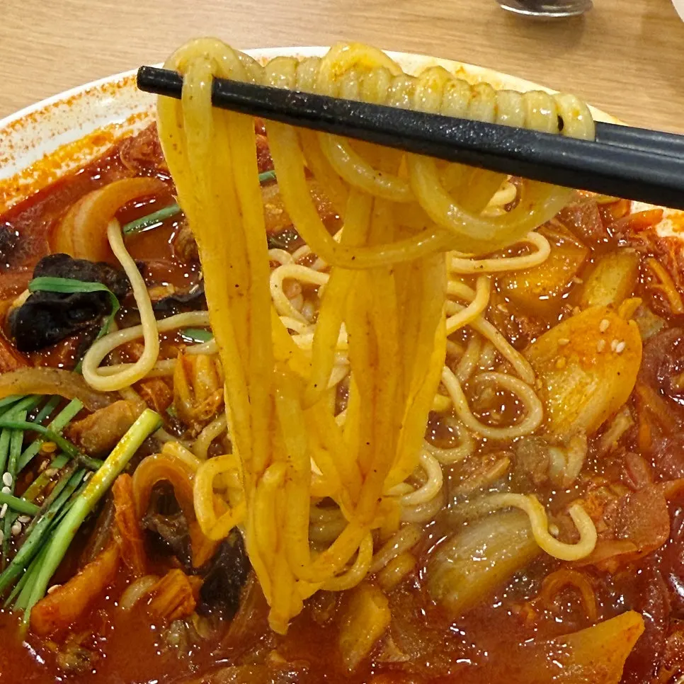 A bowl of jjamppong generously filled with cockles