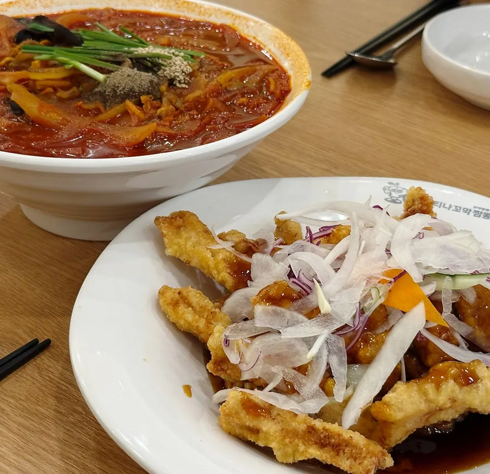 A full meal spread with cockle jjamppong and tangsuyuk together