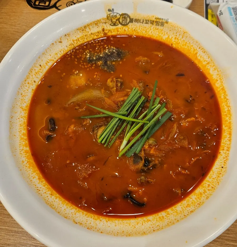 Level 1 cockle jjamppong rice topped with cockles and scallops