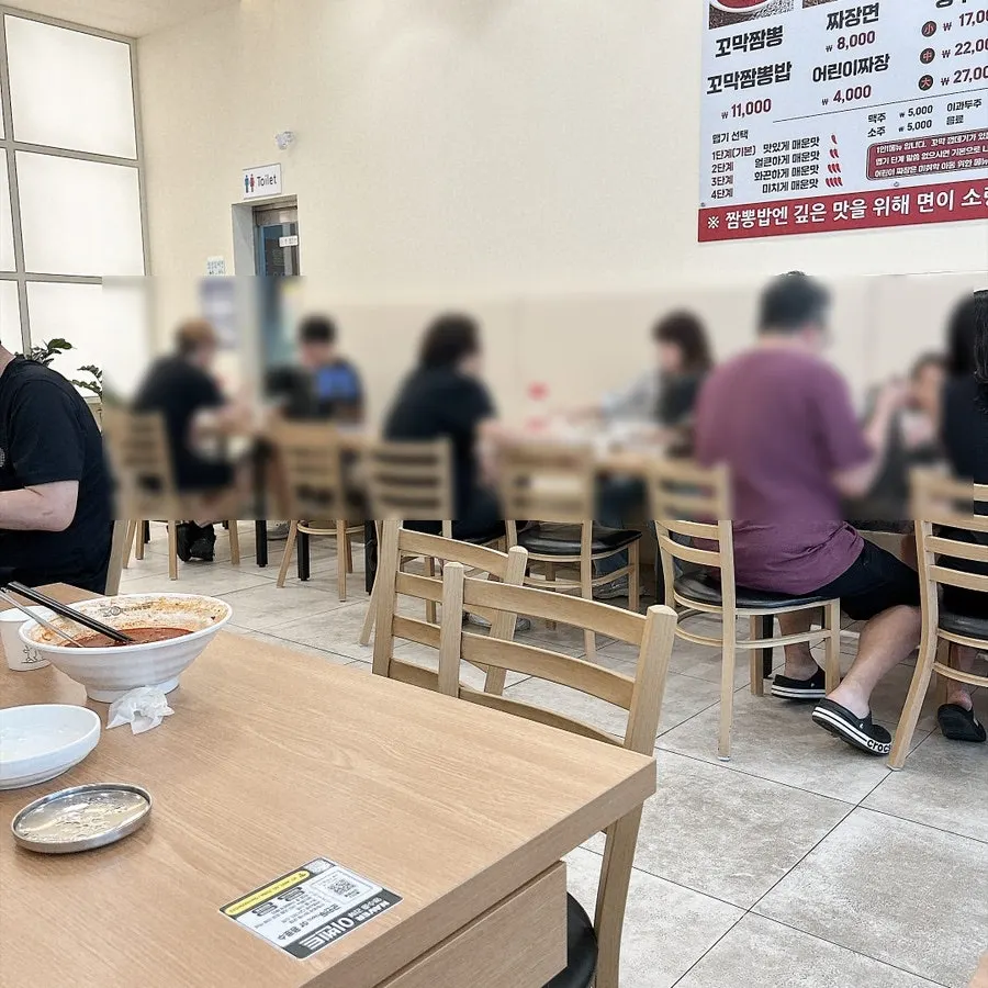 넓고 밝은 분위기의 매장 내부