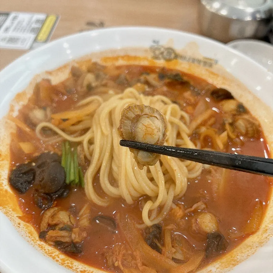 불향 나는 꼬막짬뽕 국물 클로즈업