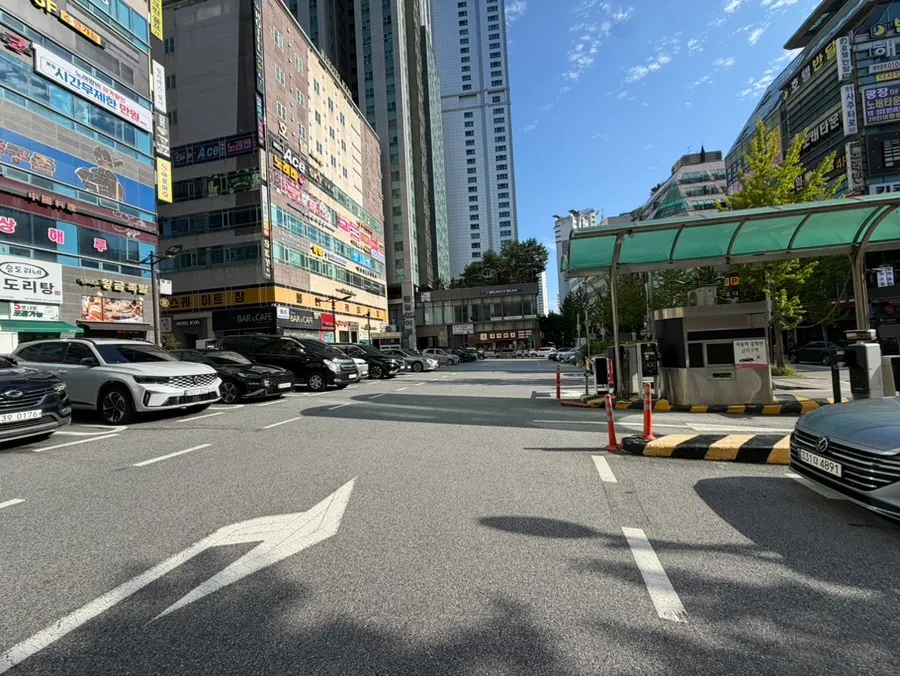 Street view of the restaurant alley where the store is located