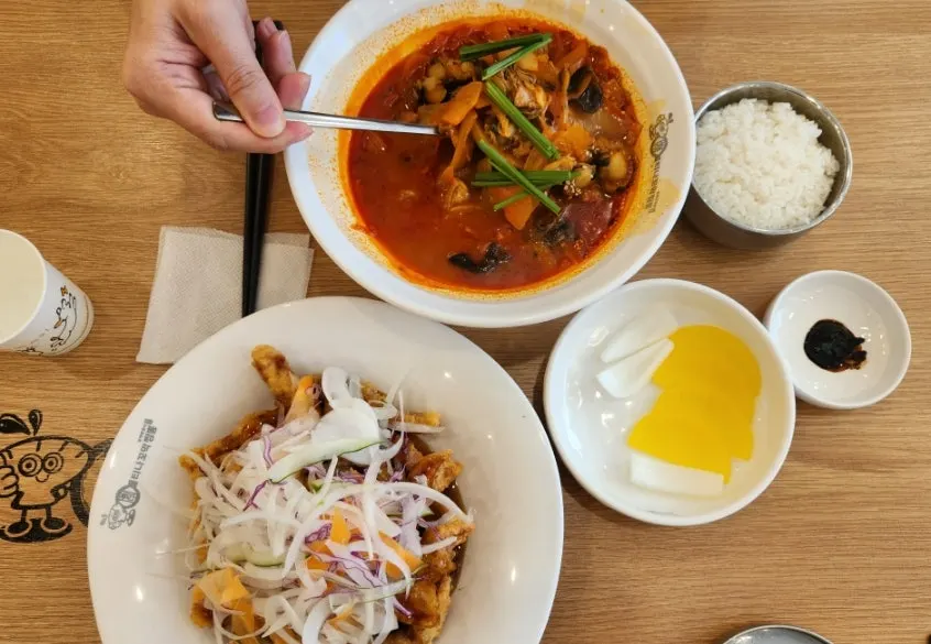 Red cockle jjamppong broth with cockle meat