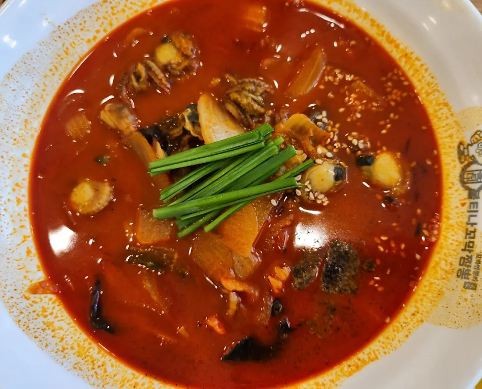 A spoonful of cockle jjamppong broth