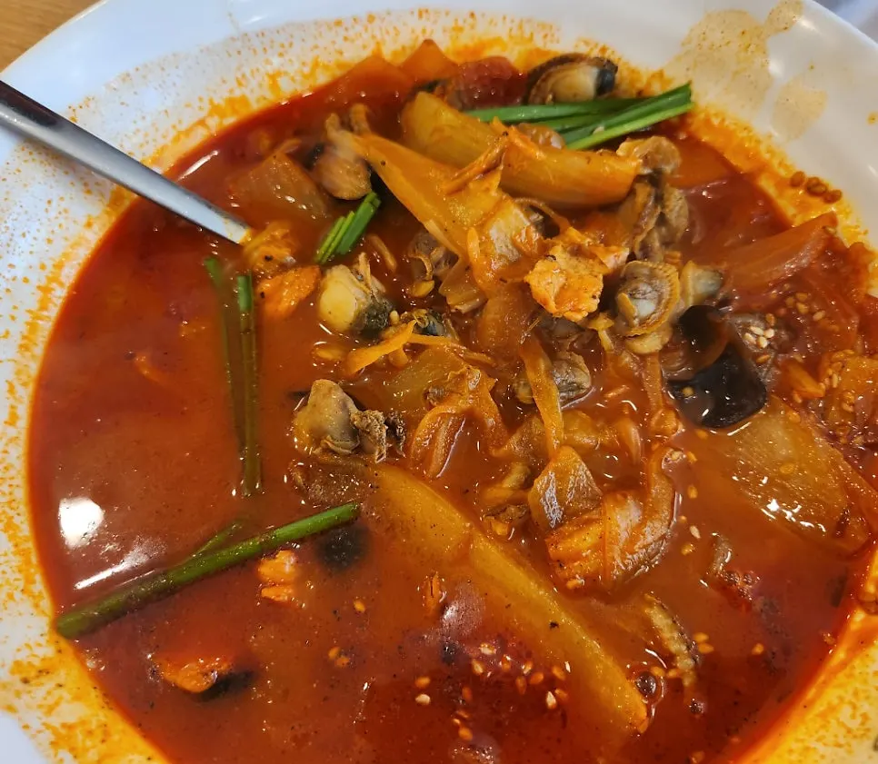 Small amount of noodles mixed into the jjamppong rice