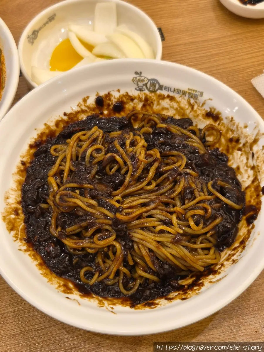 出てきたばかりのジャージャー麺大盛り