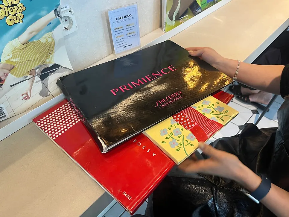 Consultation using a hair-color chart