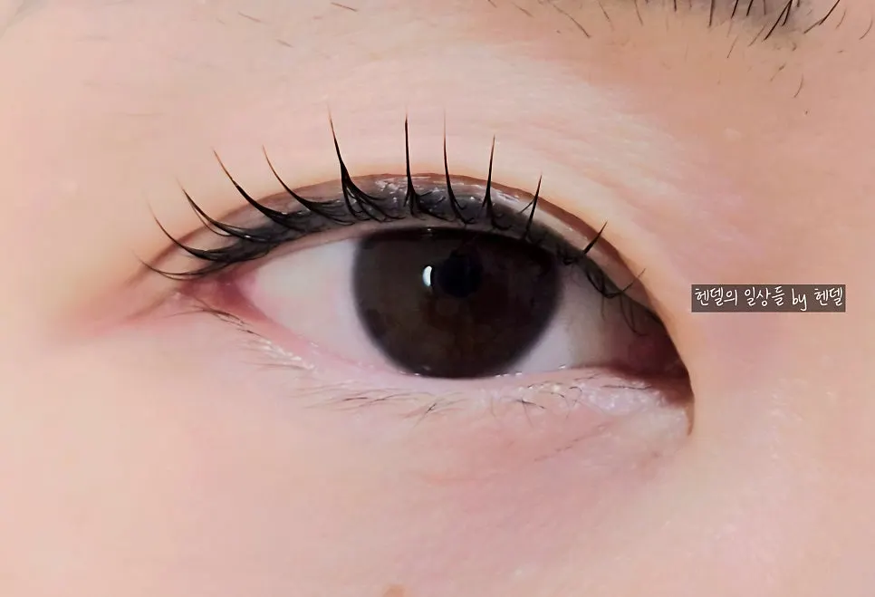 Downward-facing lashes before the keratin lift