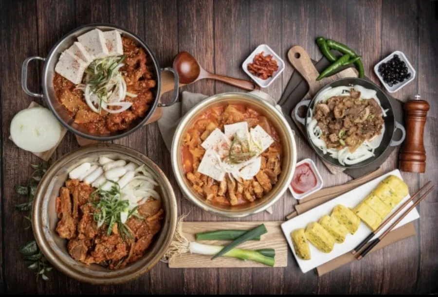 Duruchigi table spread at Yangpuni Kimchi Jjigae & Samgyeopsal in Neung-dong, Hwaseong