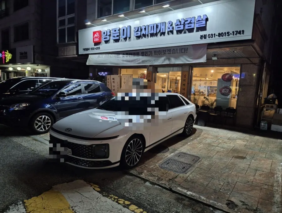 Free parking space in front of the restaurant
