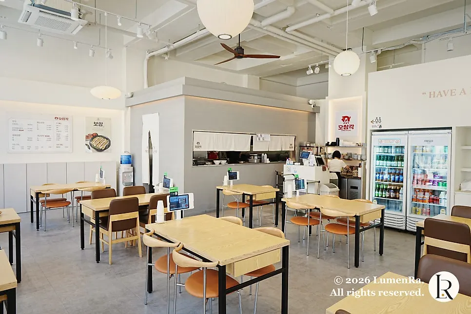 Ossamgak interior with white tones and wooden tables