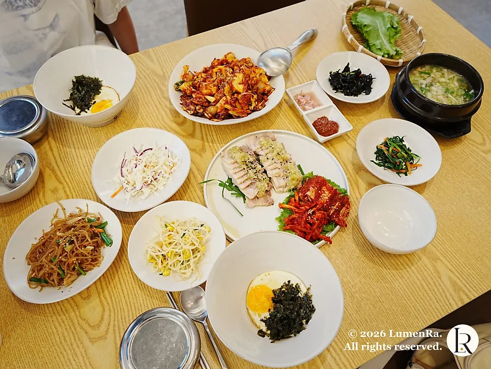 Ossam set meal with stir-fried squid and garlic bossam