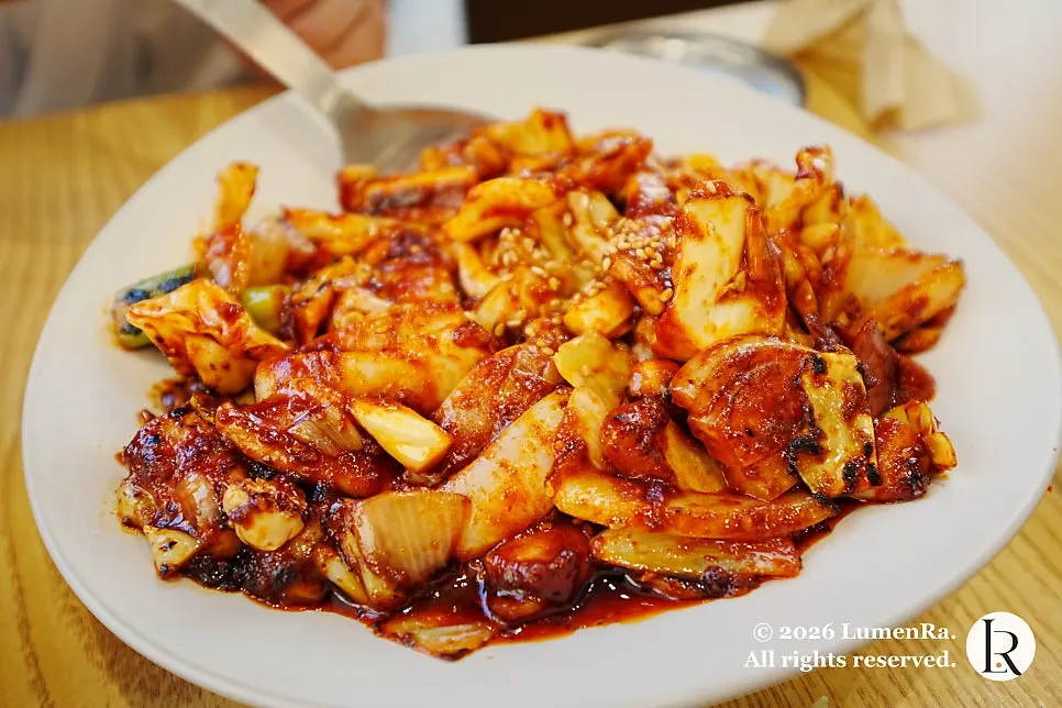 Spicy stir-fried squid with onions