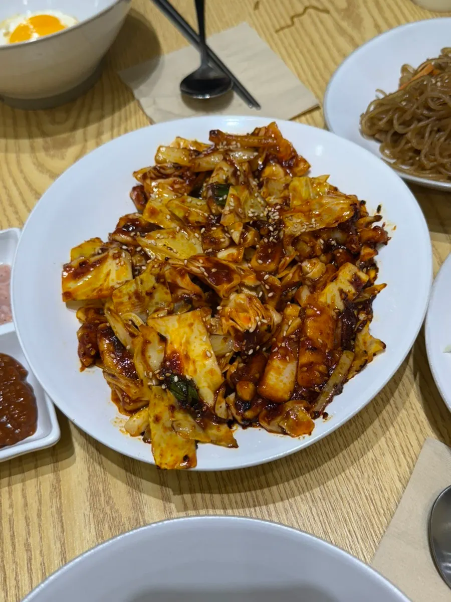 Doenjang stew and mains in the Ossam set meal