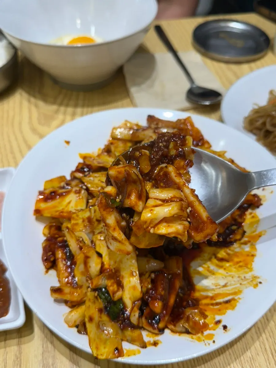 A full spread of stir-fried squid and garlic bossam
