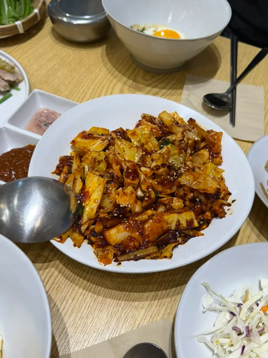 Stir-fried squid and garlic bossam meal