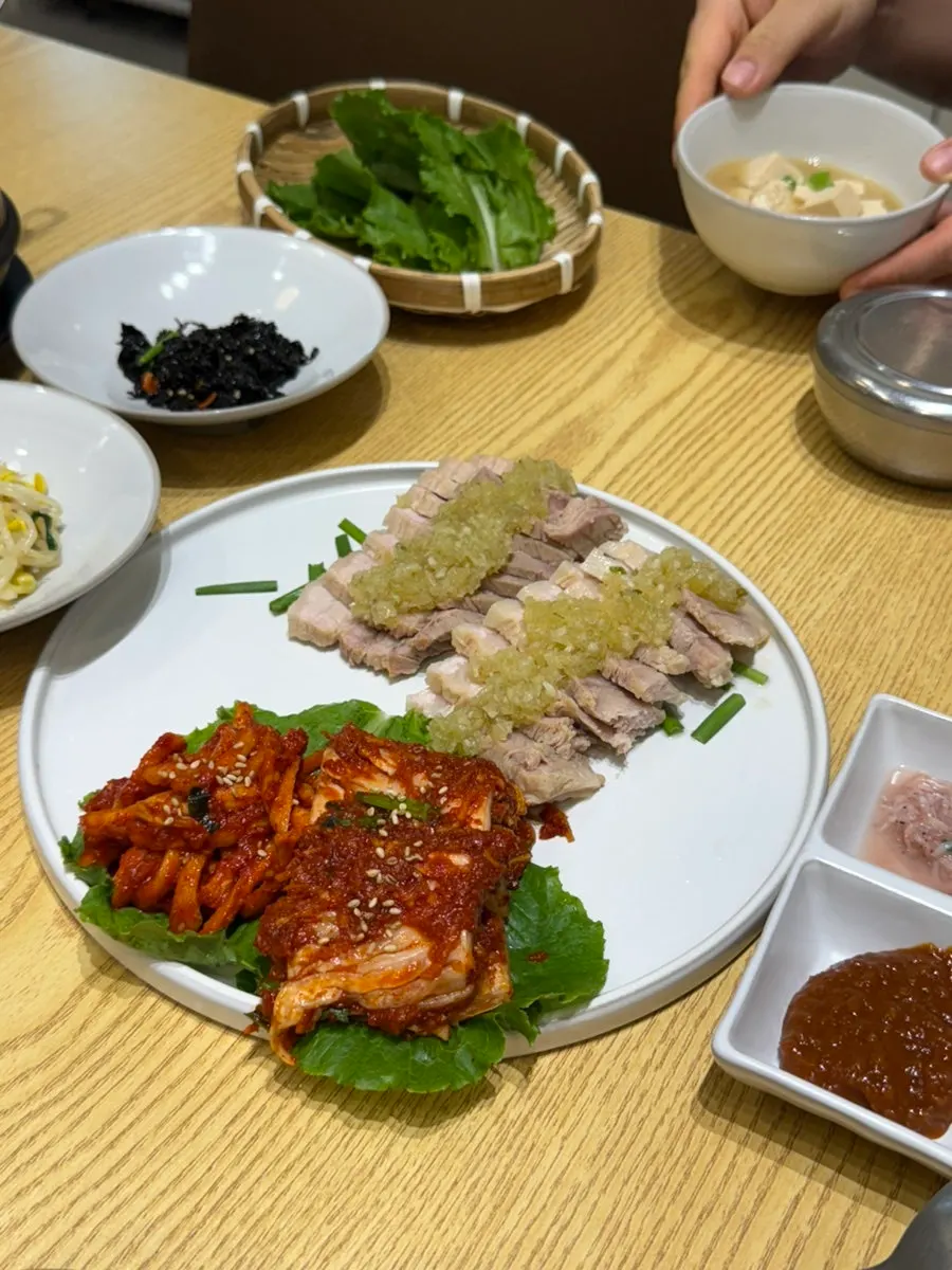 Ossam set meal stir-fried squid and garlic bossam