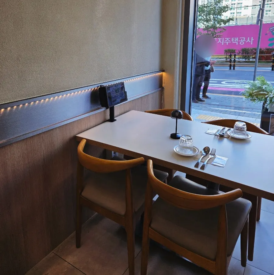 Paol seating for dates and gatherings