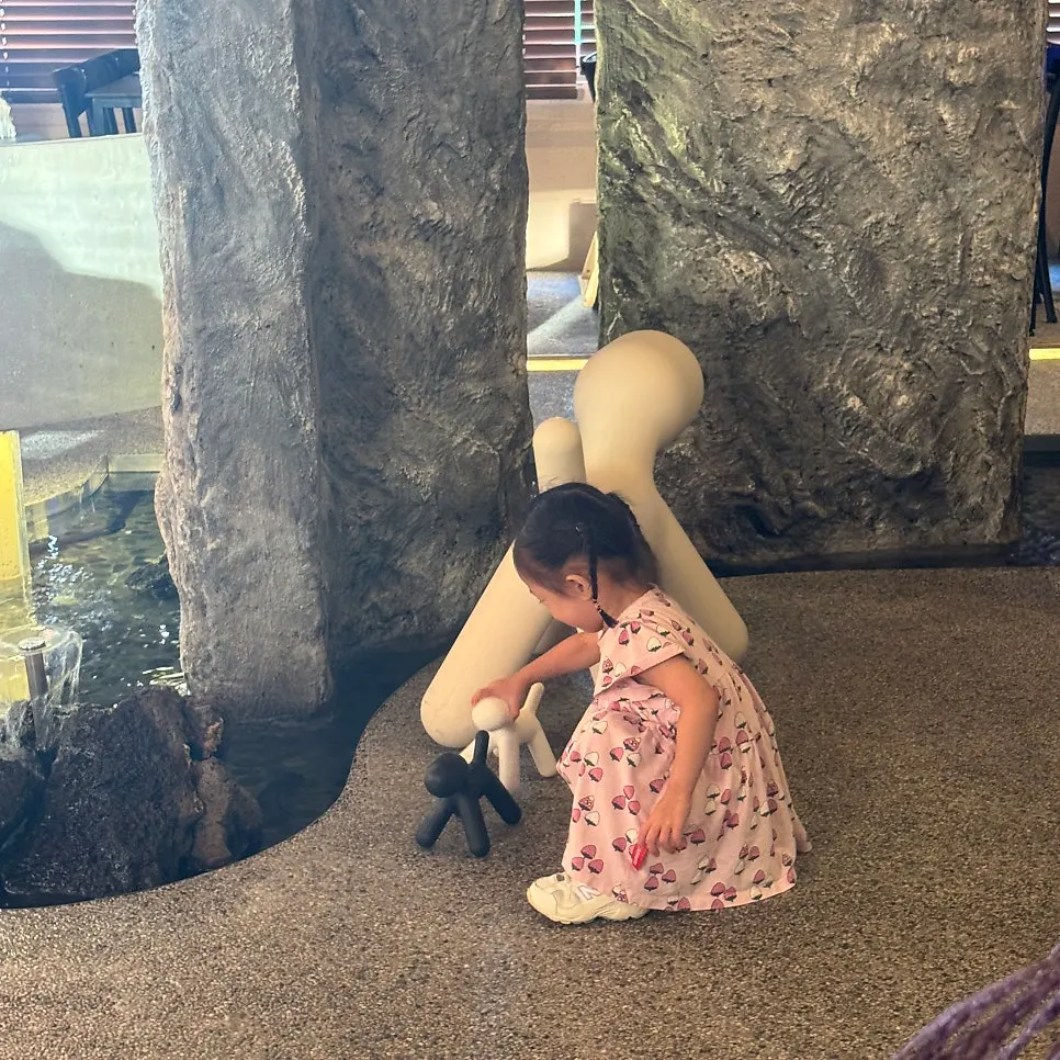 Restaurant space to explore with a child