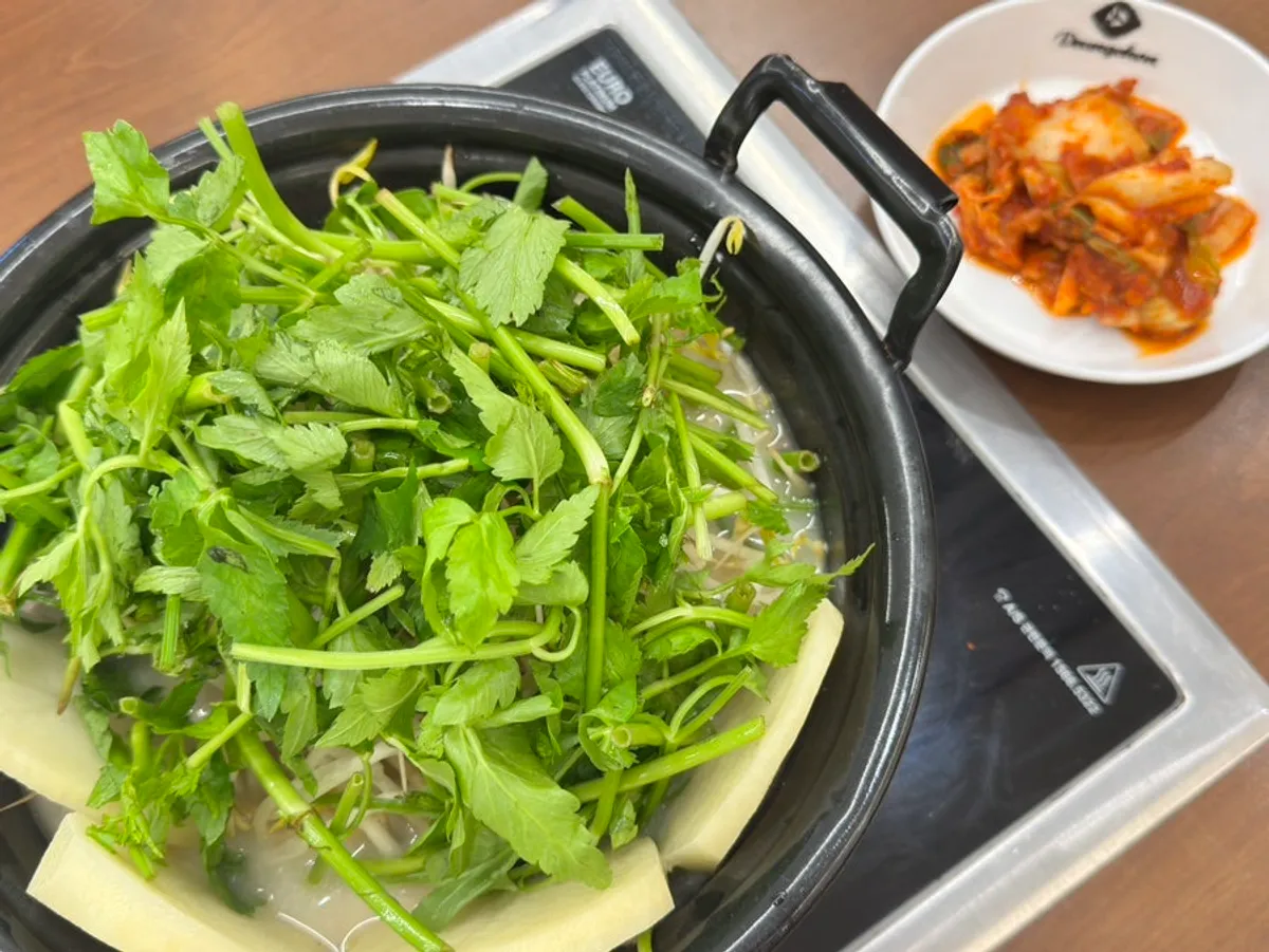 Kimchi eaten with kalguksu