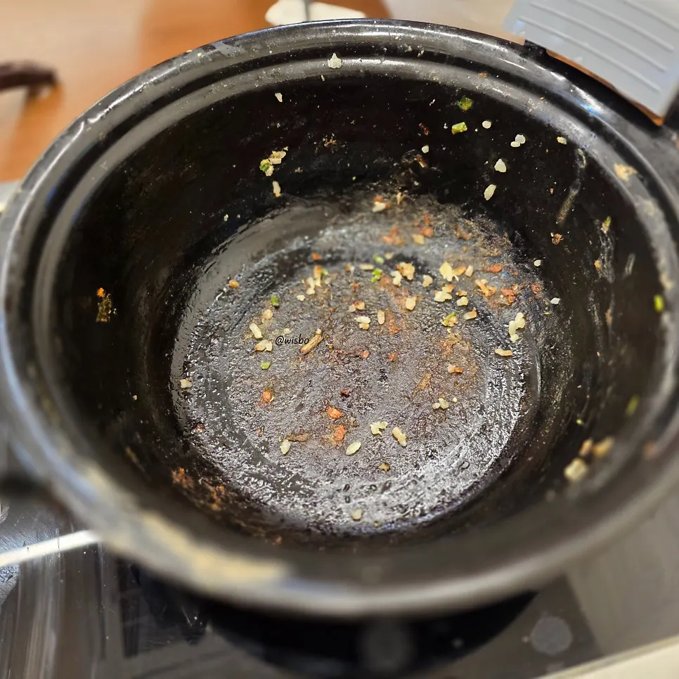 Empty pot and bowls after finishing the meal
