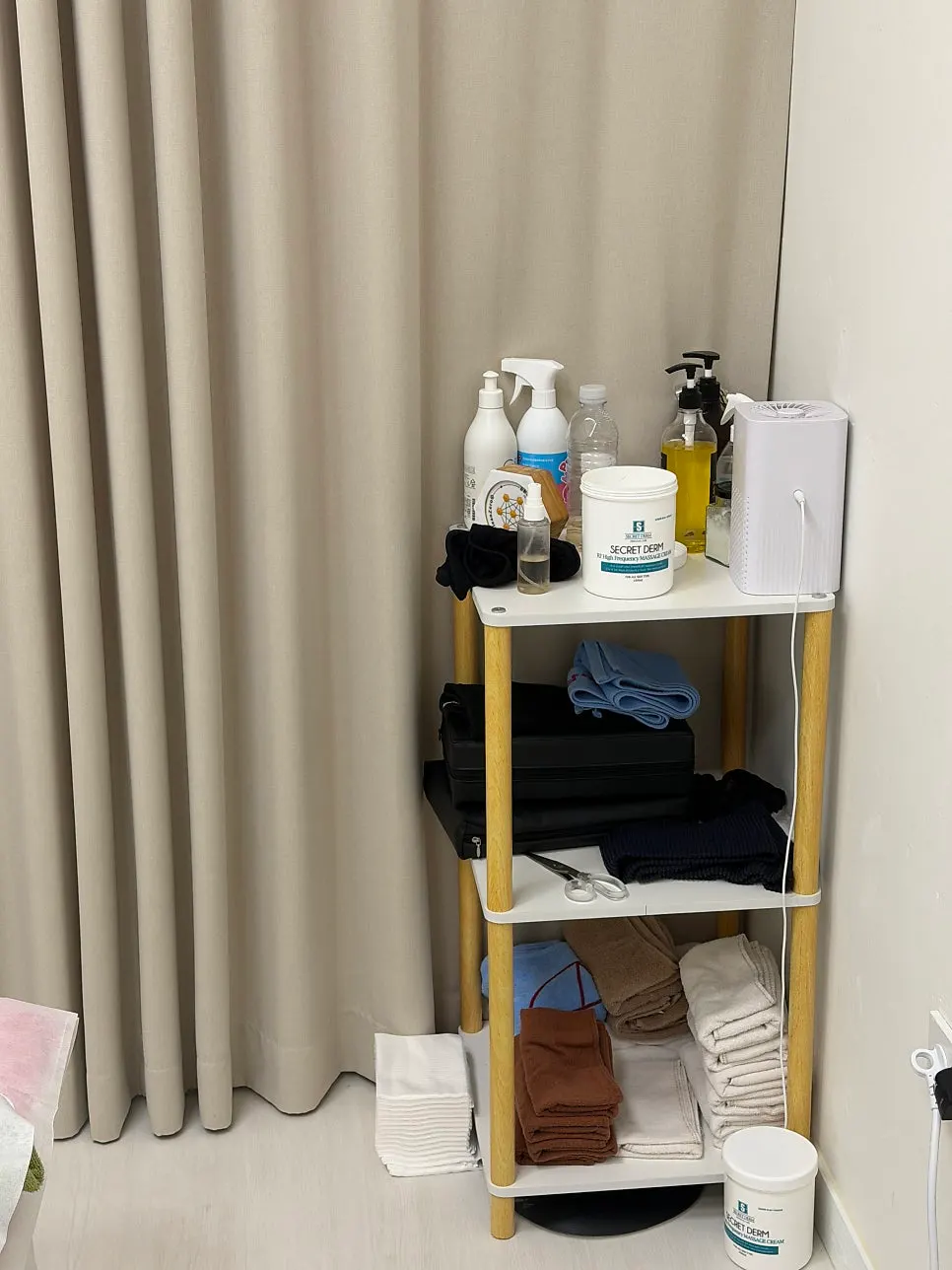 Entrance of Mommaeum Therapy with business hours posted