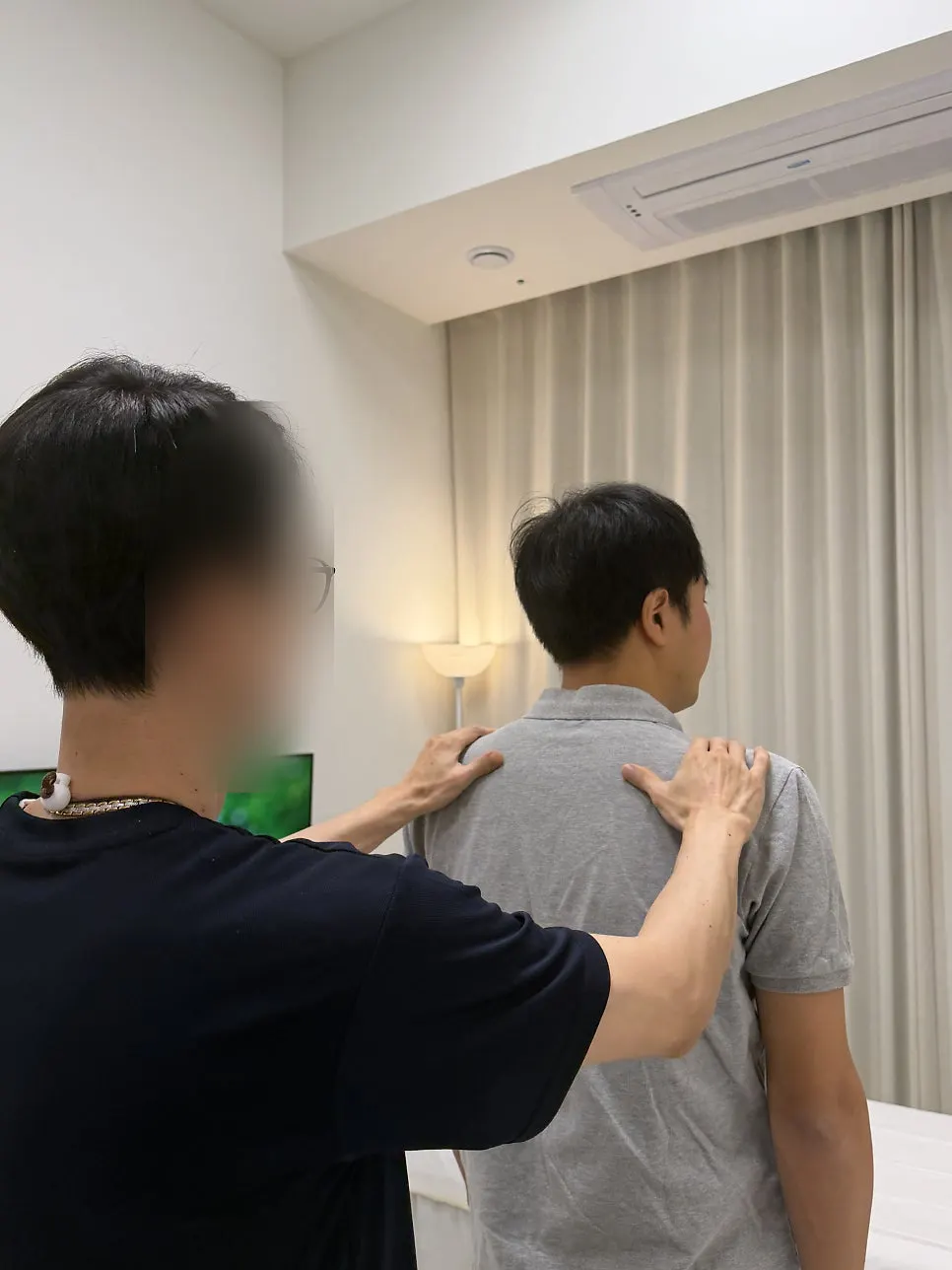 Consultation scene checking body condition in standing posture