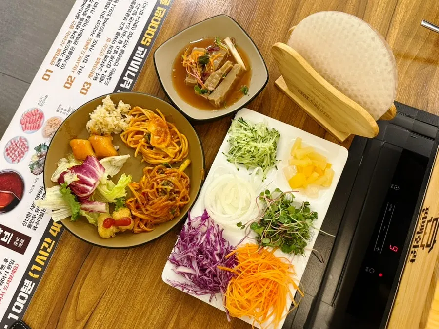 잘게 손질된 월남쌈 채소