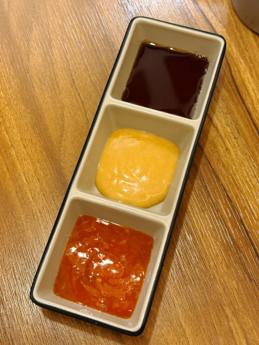 테이블마다 준비된 샤브샤브 소스