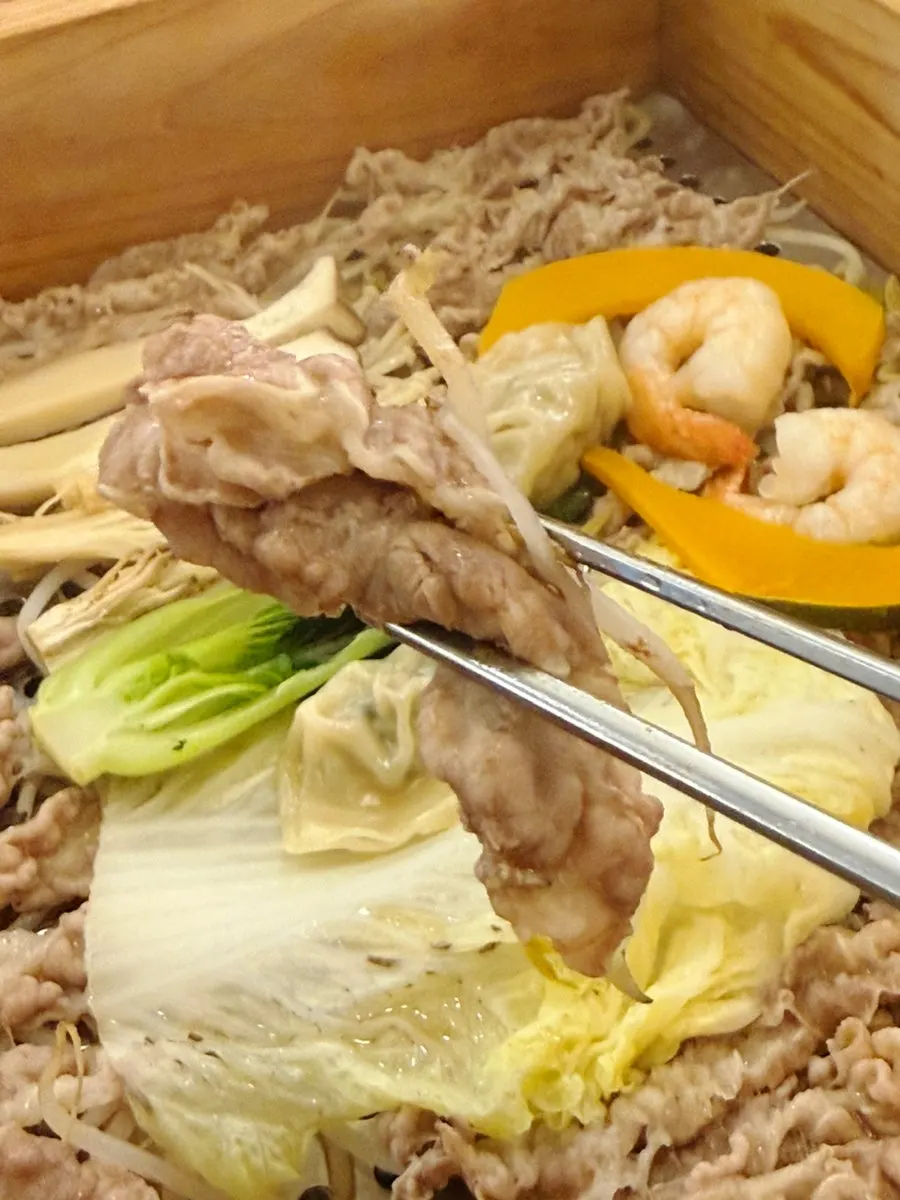 숙주와 고기, 채소가 든 편백찜