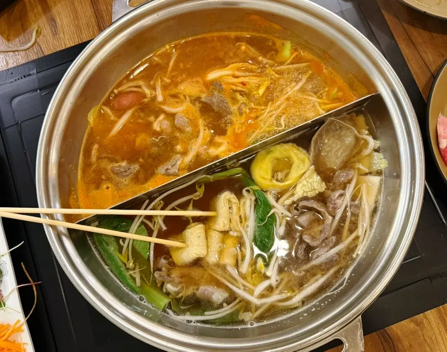 샤브샤브 재료를 담은 접시