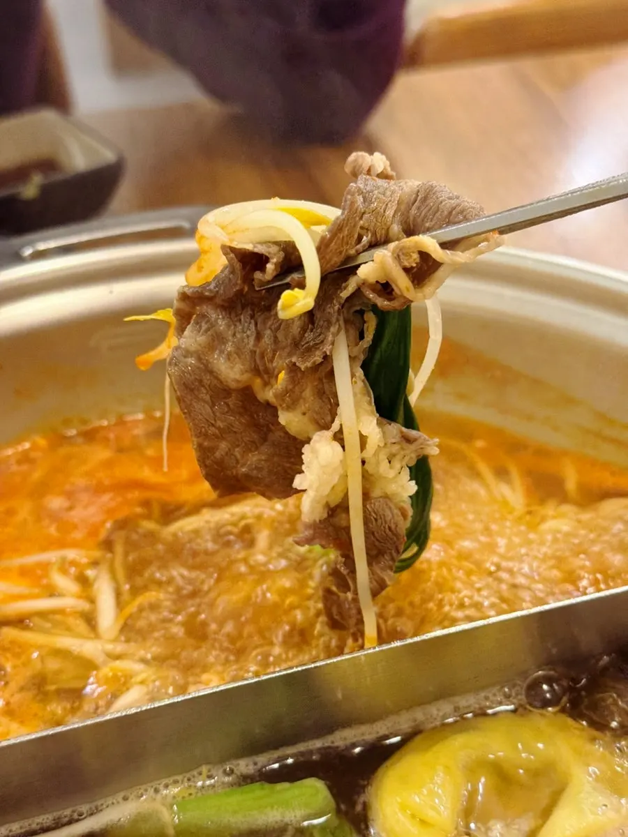 육수에 넣어 익히는 샤브샤브 재료